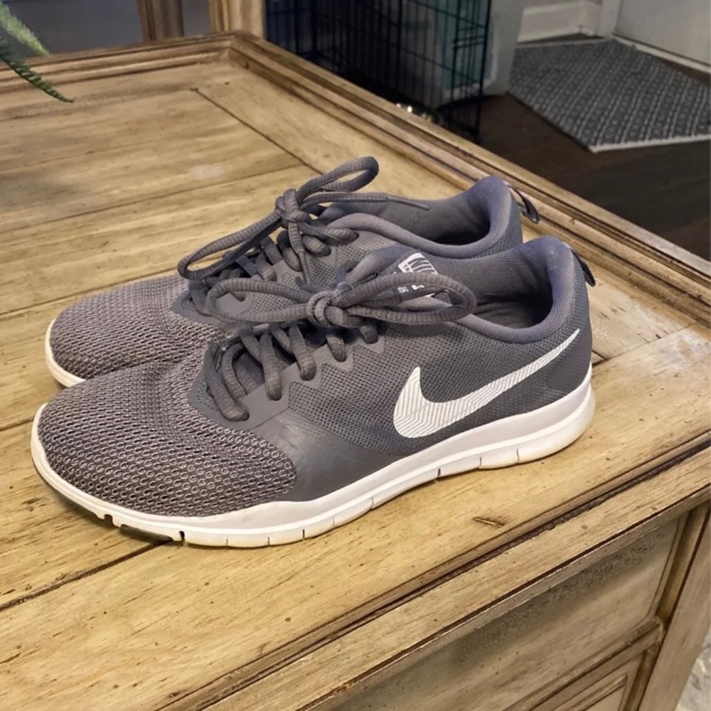 Nike gray and white tennis shoes